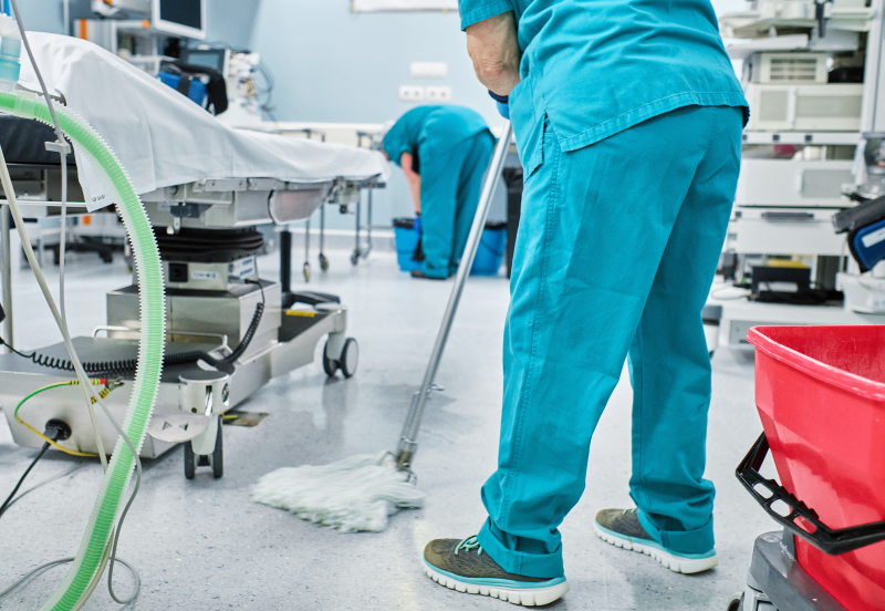 woman-cleaning-staff-mopping-the-floor-of-a-hospit-2022-03-15-18-26-31-utc (1) lavado industrial de mopas